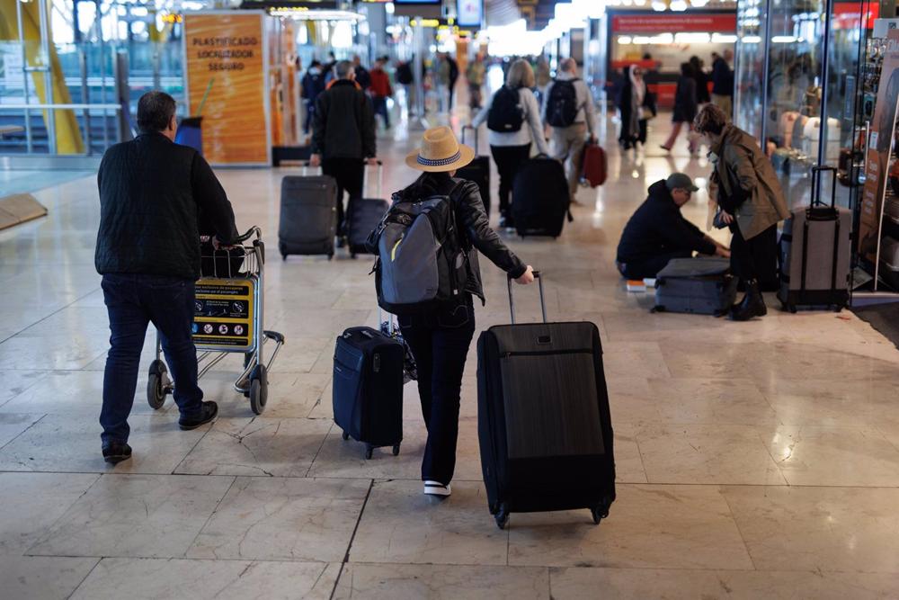 Varias personas con maletas en la terminal T4 del aeropuerto de Adolfo Suárez-Madrid Barajas, a 5 de abril de 2023, en Madrid (España). Varias