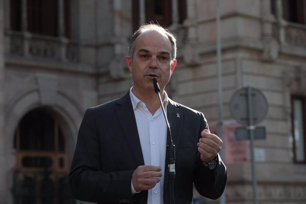 El secretario general de Junts, Jordi Turull, ofrece declaraciones a los medios a su llegada a un juicio de la consellera de Acción Exterior y Unión Europea de la Generalitat, en el Tribunal Superior de Justicia de Catalunya (TSJC), a 29 de marzo de 2023, El