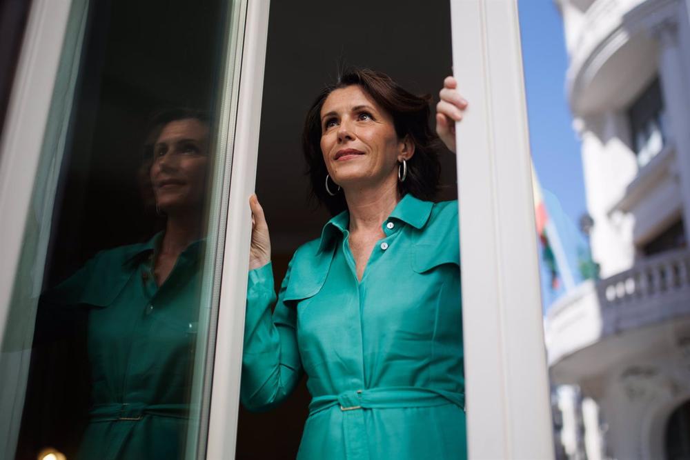 La escritora y periodista Ayanta Barilli posa durante una entrevista para Europa Press, en el Hotel de Las Letras, a 26 de abril de 2023 La