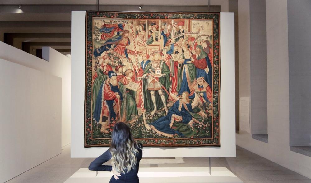 La arquitecta y youtuber Ter contempla el tapiz El triunfo del tiempo. La