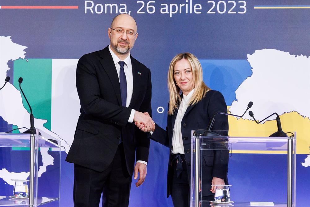 El primer ministro ucraniano, Denis Shmigal, junto a la primera ministra italiana, Giorgia Meloni. El