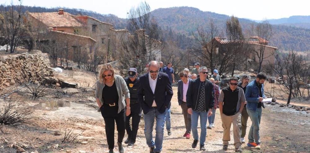 El presidente del Gobierno de Aragón, Javier Lambán, acompañado por la consejera Mayte Pérez, se reúne con los alcaldes de San Agustín y de Olba, cuyos términos municipales se vieron afectados por el incendio registrado en marzo. El