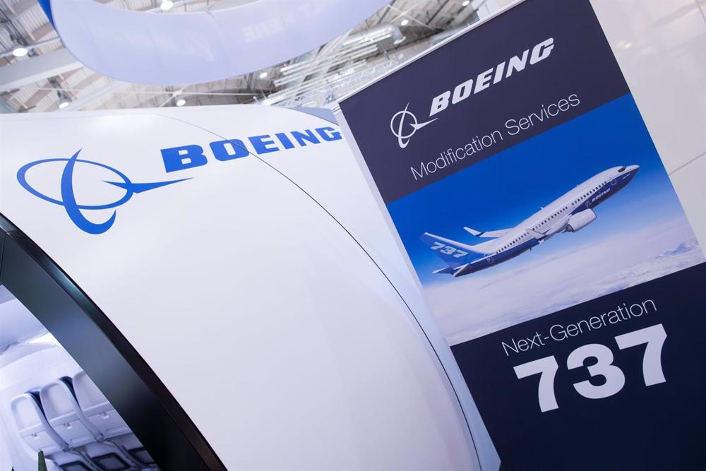 Archivo - FILED - 03 April 2019, Hamburg: New cabin systems for the Boeing 737 are seen displayed at Boeing's stand at the Aircraft Interiors Expo trade fair. Archivo