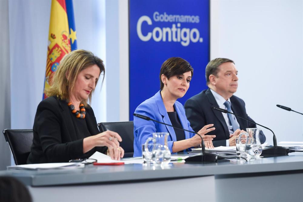 (I-D) La vicepresidenta tercera y ministra para la Transición Ecológica y el Reto Demográfico, Teresa Ribera; la ministra portavoz, Isabel Rodríguez, y el ministro de Agricultura, Pesca y Alimentación, Luis Planas, tras el Consejo de Ministros. (I-D)