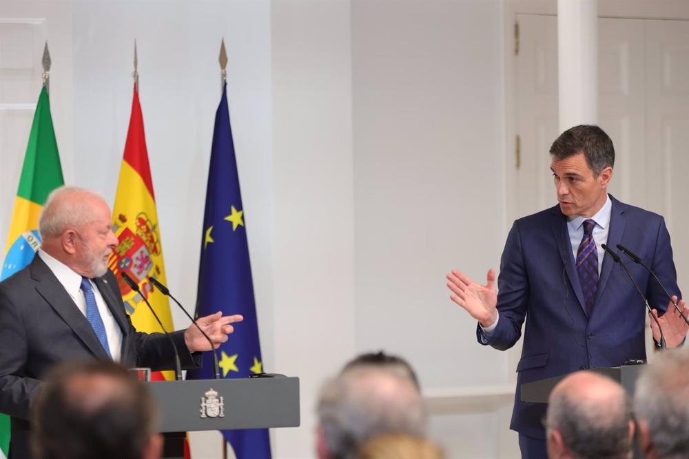 El presidente del Gobierno, Pedro Sánchez (d), junto al presidente de la República Federativa de Brasil, Lula da Silva (i), en una rueda de prensa durante un viaje oficial a España, en el Palacio de La Moncloa, a 26 de abril de 2023, en Madrid (España). El