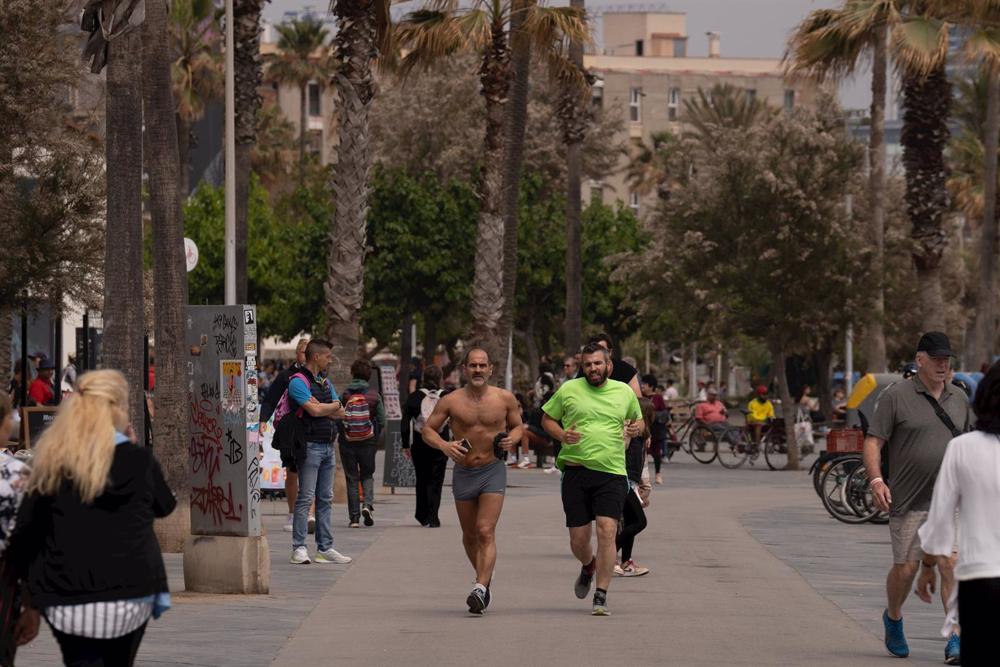 Varias personas aprovechan el buen tiempo para dar un paseo por el paseo marítimo de la playa de la Barceloneta, a 25 de abril de 2023, en Barcelona, Catalunya (España). Varias
