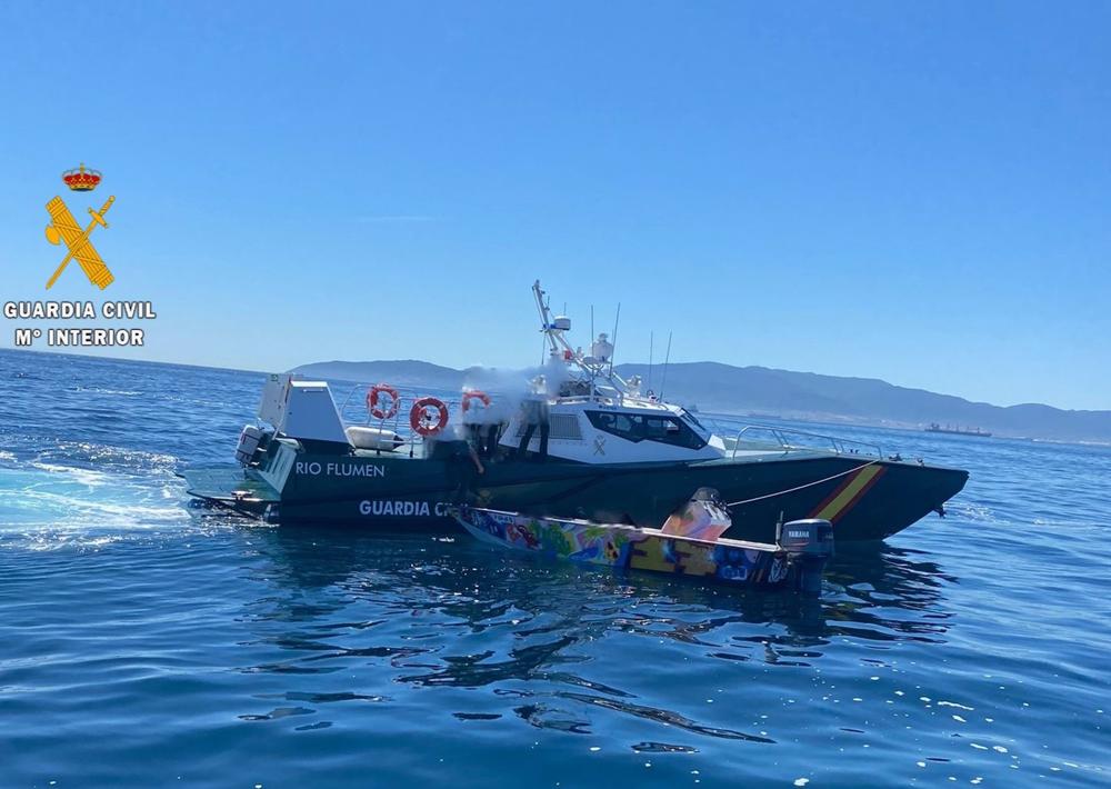 Detenido en una lancha tras recoger a dos inmigrantes y droga en Ceuta para regresar a la península Detenido