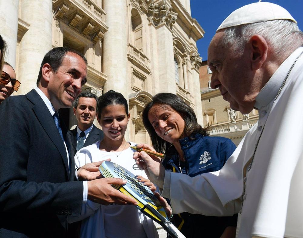 El Papa Francisco con la pala solidaria de pádel de la FIP El