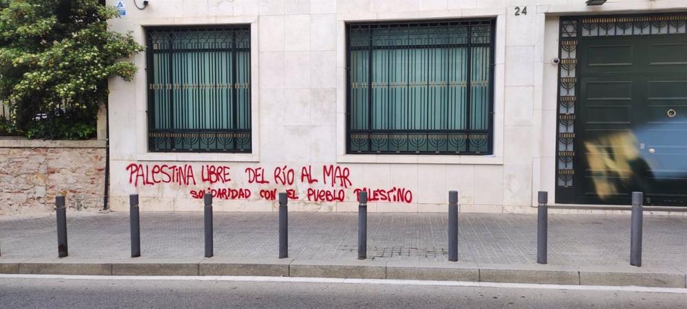 Imagen de la pintada en una sinanoga de Barcelona Imagen