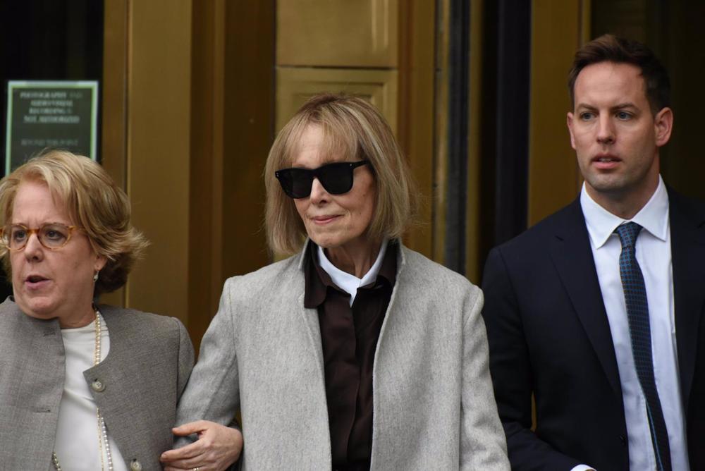 La periodista Elisabeth Jean Carroll a la salida del tribunal donde se lleva el caso de supuesta agresión sexual por parte del expresidente de Estados Unidos Donald Trump en la década de los 90 La