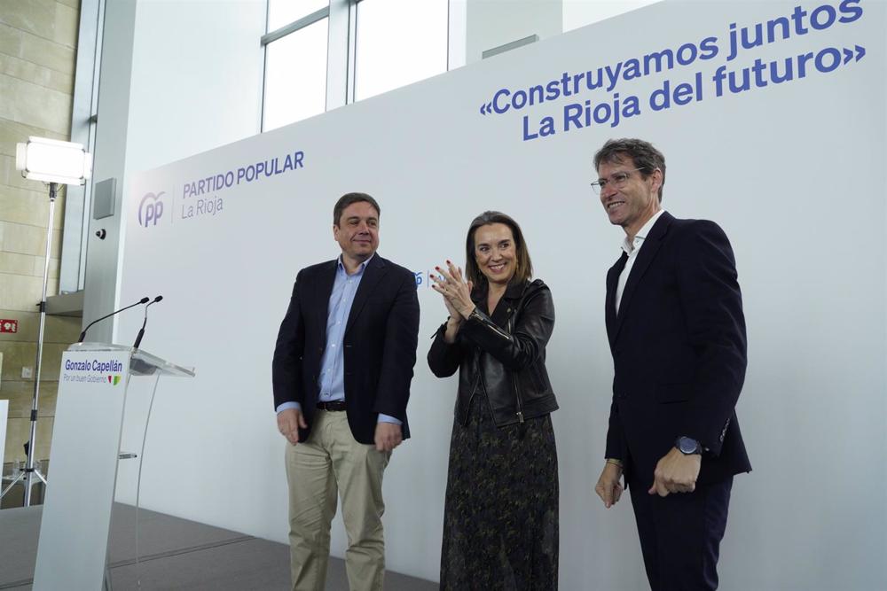 La secretaria general del PP, Cuca Gamarra, junto al candidato regional Gonzalo Capellán a la derecha, y el presidente del partido en La Rioja, Alberto Galiana, a la izquierda, en Logroño (La Rioja). La