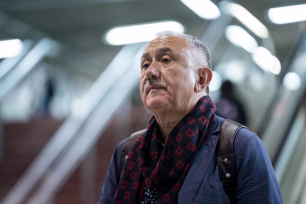 El secretario general de UGT, Pepe Álvarez, participa en el reparto de octavillas en la Estación de Atocha, a 27 de abril de 2023, en Madrid (España). El