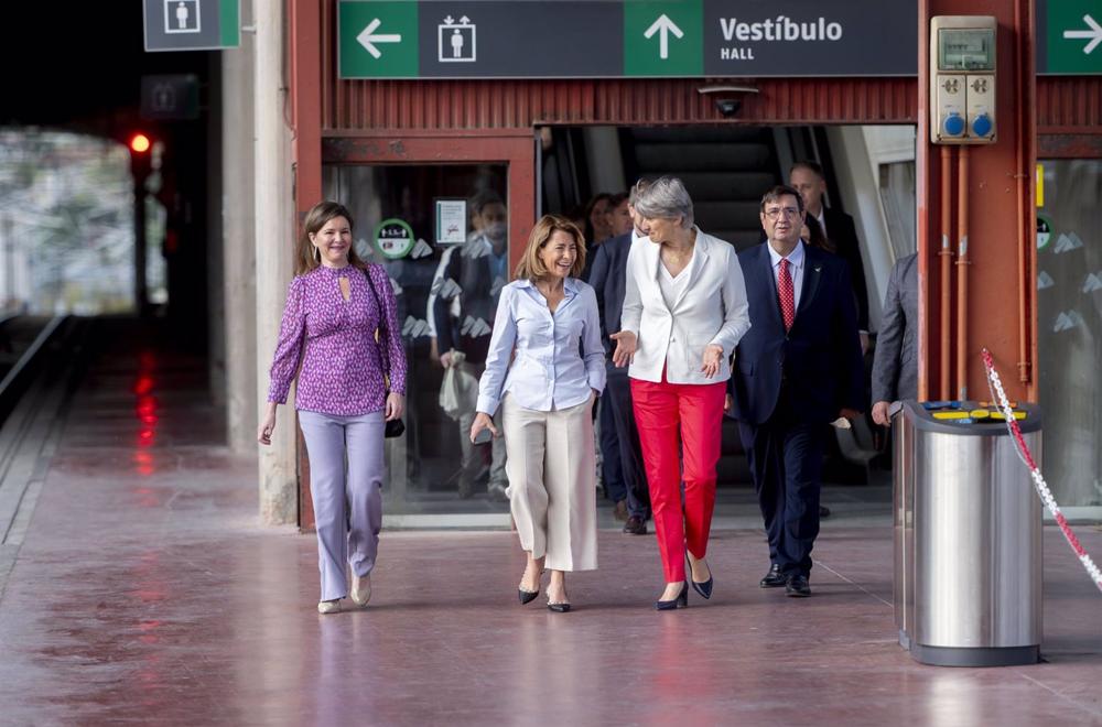 La ministra de Transportes, Movilidad y Agenda Urbana, Raquel Sánchez, en el centro, acompañada de la directora general de Ouigo España, Helene Valenzuela, a la derecha, en la inauguración de la línea de Ouigo entre Madrid, Albacete y Alicante La