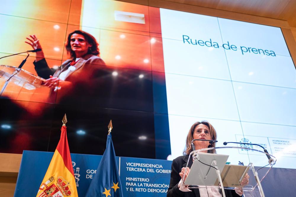 La vicepresidenta tercera y ministra para la Transición Ecológica y Reto Demográfico, Teresa Ribera, durante una rueda de prensa, en la sede del Ministerio, a 27 de abril de 2023, en Madrid (España). La Conferencia Sectorial de Reto Demográfico tiene el f La
