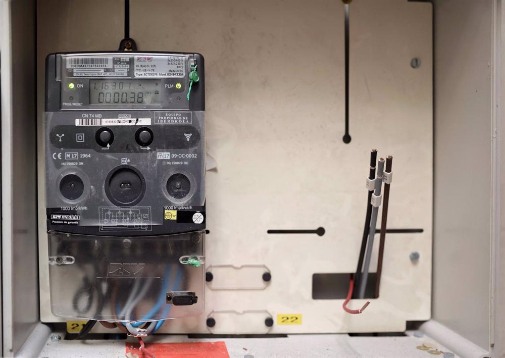 Archivo - Un contador eléctrico de un edificio Archivo