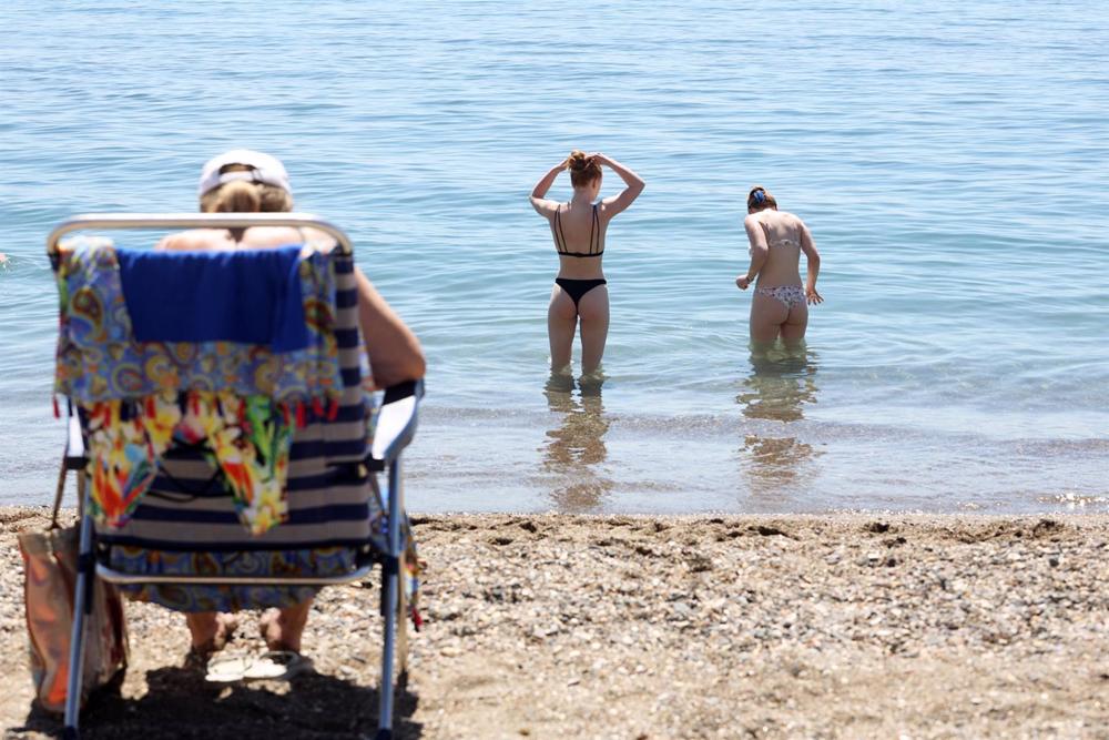 Varias personas en la playa de La Malagueta por las altas temperaturas de estos días. A 25 de abril de 2023, en Málaga (Andalucía, España). El calor extremo que comenzó a notarse desde el martes y que llevará los termómetros a 39° a finales de abril, dond Varias