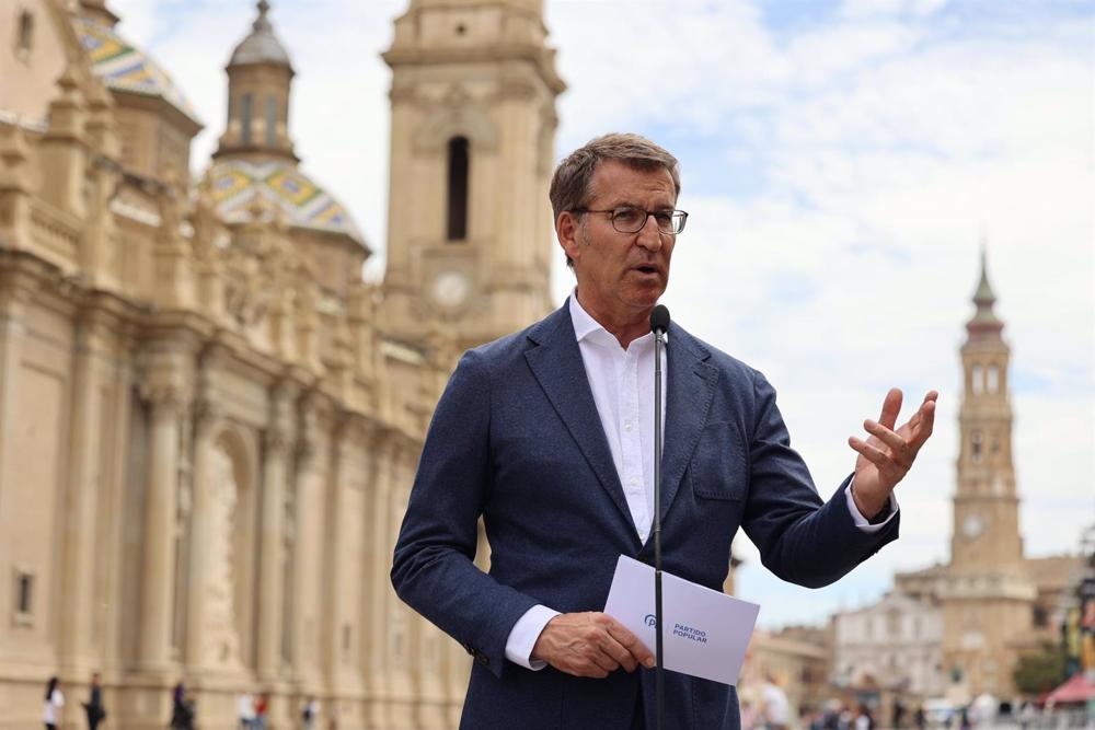 El presidente del Partido Popular, Alberto Núñez Feijóo, comparece ante los medios en su visita al Mercado Central, junto al candidato del PP a la Presidencia del Gobierno de Aragón y alcalde de Zaragoza, Jorge Azcón y la candidata del PP a la Alcaldía de El