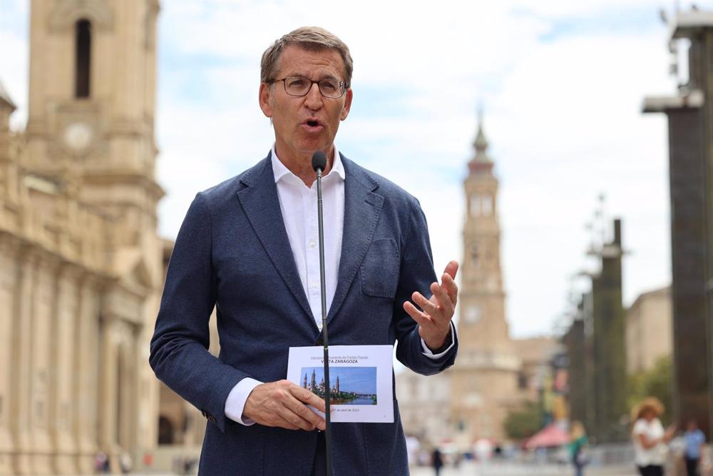 El presidente del Partido Popular, Alberto Núñez Feijóo, comparece ante los medios en su visita al Mercado Central, junto al candidato del PP a la Presidencia del Gobierno de Aragón y alcalde de Zaragoza, Jorge Azcón y la candidata del PP a la Alcaldía de El