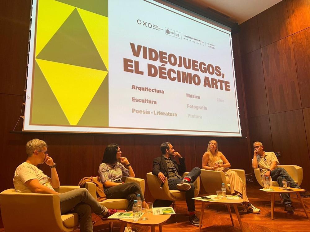 Los miembros de la mesa debate han sido, de izq a dcha, Juan Gómez Jurado (escritor); Ana Oncina (ilustradora); Valeria Castro (presidenta de DEV) y Rufino Ferreras (director del área de educación del Museo Thyssen). Los