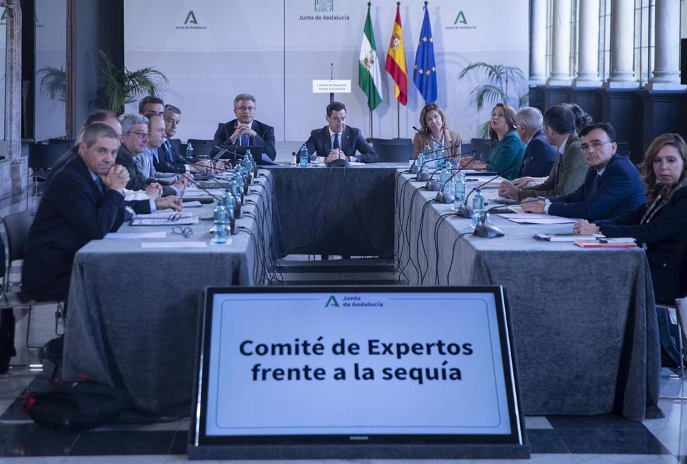 El presidente de la Junta de Andalucía, Juanma Moreno, durante una reunión del comité de expertos de la Junta frente a la sequía (Foto de archivo). El