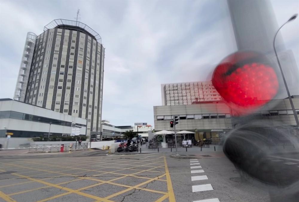 Archivo - Imagen de recurso de la fachada y zonas exteriores del Hospital de la Paz de Madrid. Archivo