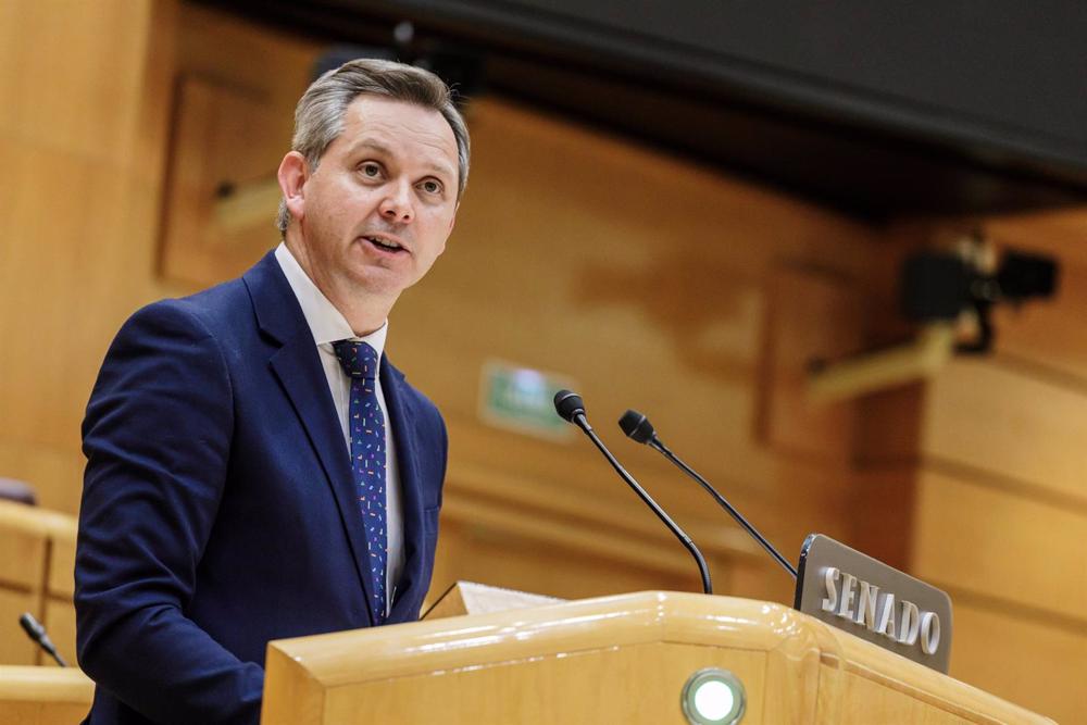 El ministro de Sanidad, José Miñones, interviene durante una sesión de control al Gobierno en el Senado, a 18 de abril de 2023, en Madrid (España). Calviño ha abordado hoy, ante la Cámara Alta, el modelo de política económica y de vivienda del Gobierno. A El
