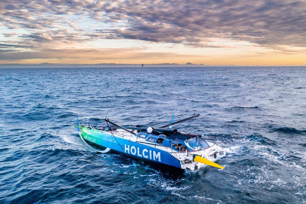 Archivo - Team Holcim-PRB, dismasted during the night, approximately 20 miles off the coast of Brazil. Archivo