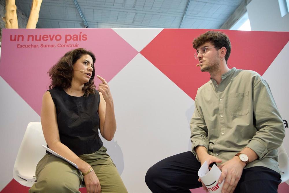 El asesor de Internacional de la Vicepresidencia segunda del Gobierno y Ministerio de Trabajo y Economía Social, Carlos Corrochano, y la economista Paula Moreno durante una rueda de prensa de Sumar en la sede de la organización de no lucro Ecooo El