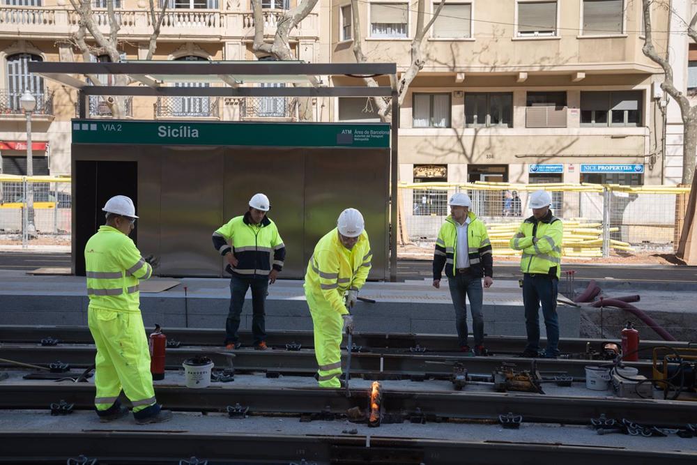 Archivo - Un grupo de obreros trabajan en las obras del tranvía en Barcelona. Archivo