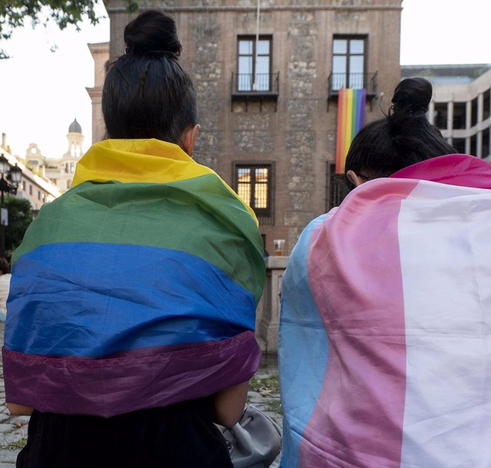 Archivo - Jóvenes con banderas LGTBI y Trans Archivo