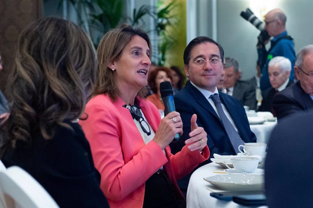 La vicepresidenta tercera y ministra para la Transición Ecológica, Teresa Ribera, interviene durante un desayuno informativo de Fórum Europa, en el Hotel Mandarin Oriental Ritz, a 28 de abril de 2023, en Madrid (España) La