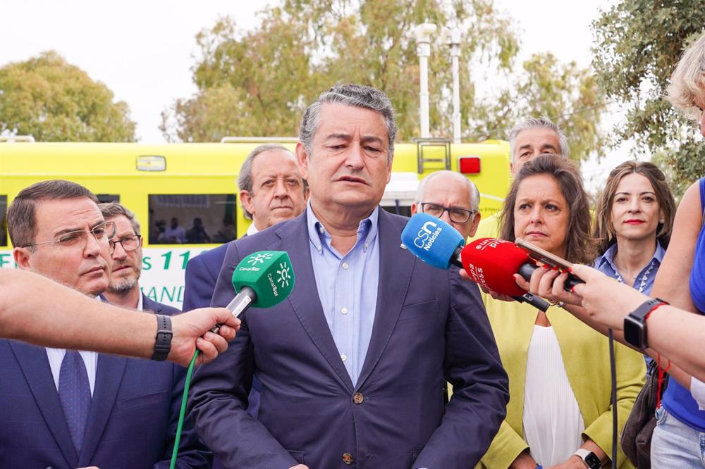 El consejero de la Presidencia, Antonio Sanz, este viernes en declaraciones a los medios en Jaén, con la consejera de Salud, Catalina García, tras él. El