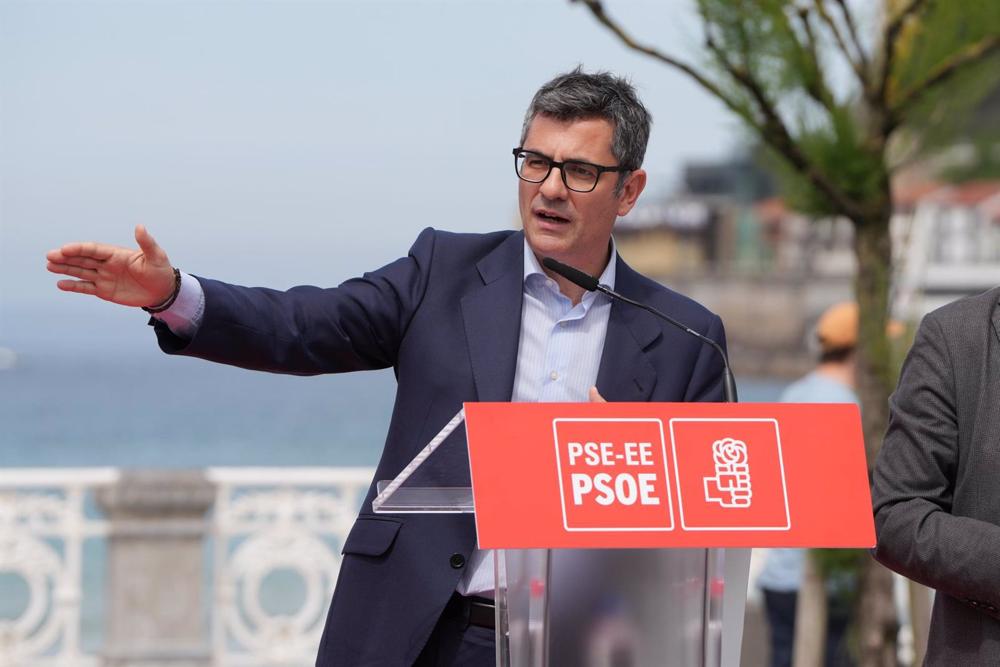 El ministro de la Presidencia, Relaciones con las Cortes y Memoria Democrática, Félix Bolaños, interviene durante un acto político del PSE-EE, a 27 de abril de 2023, en San Sebastián, Guipúzcoa, País Vasco (España). El