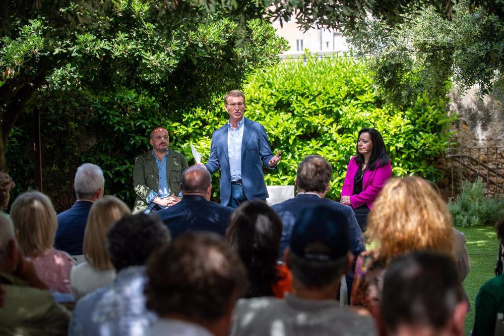 (I-D) El presidente del PP en Catalunya, Alejandro Fernández; el presidente del PP, Alberto Núñez Feijóo y la candidata a la alcaldía de Barcelona por el PP, Maria Mercè Martorell, intervienen durante un acto del PP, a 28 de abril de 2023, en Tarragona, C (I-D)