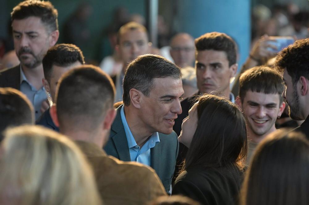 El secretario general del PSOE y presidente del Gobierno, Pedro Sánchez, a su llegada a un acto del PSdeG-PSOE, en Palexco, a 28 de abril de 2023, en A Coruña, Galicia (España). Durante el acto se han presentado las candidaturas del PSdeG-PSOE a las elecc El