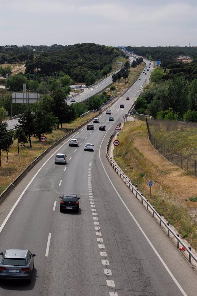 Vista de la autovía A-5, a 28 de abril de 2023, en Madrid (España). Hoy comienza el dispositivo especial que la Dirección General de Tráfico pone en marcha con motivo del puente de mayo, y que se prolongará hasta la medianoche del próximo lunes 1 de mayo. Vista