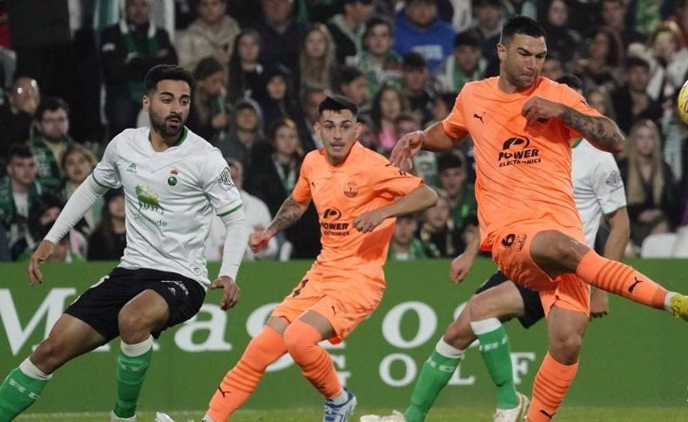 Varios futbolistas del Racing de Santander y de la UD Ibiza pelean por un balón. Varios