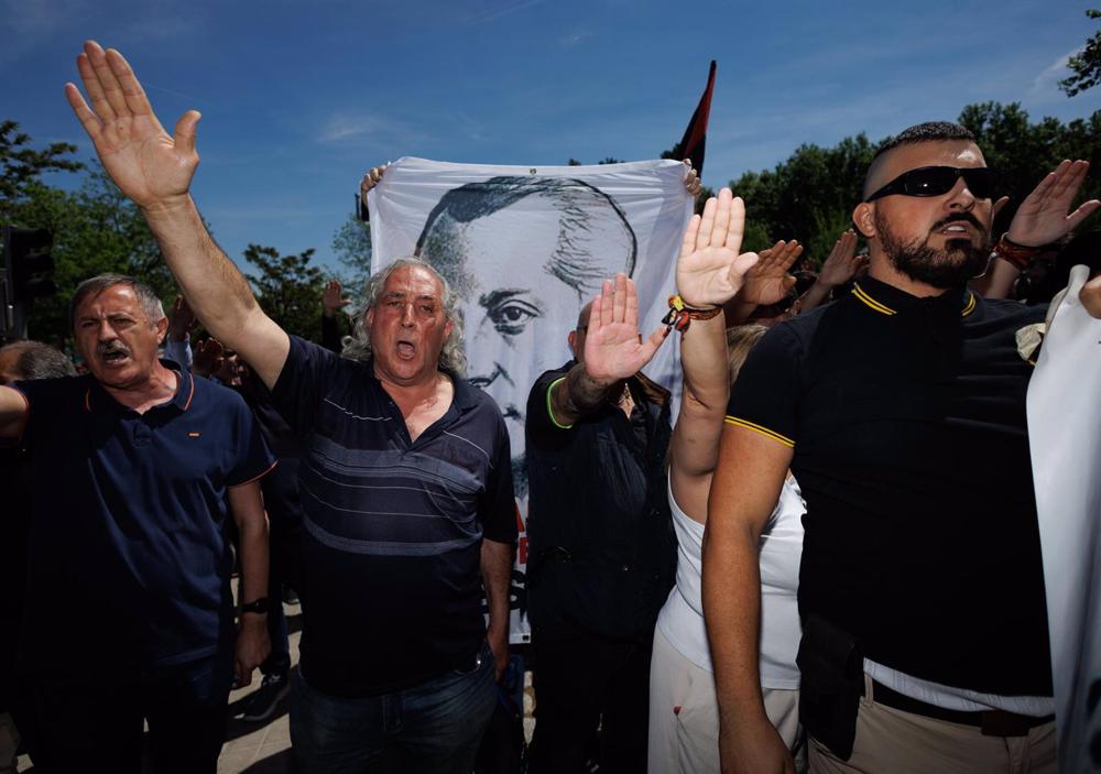 Varios simpatizantes de la Falange con el brazo levantado, antes de la llegada del coche fúnebre con los restos de José Antonio Primo de Rivera, en el cementerio sacramental de San Isidro, a 24 de abril de 2023, en Madrid (España). Varios