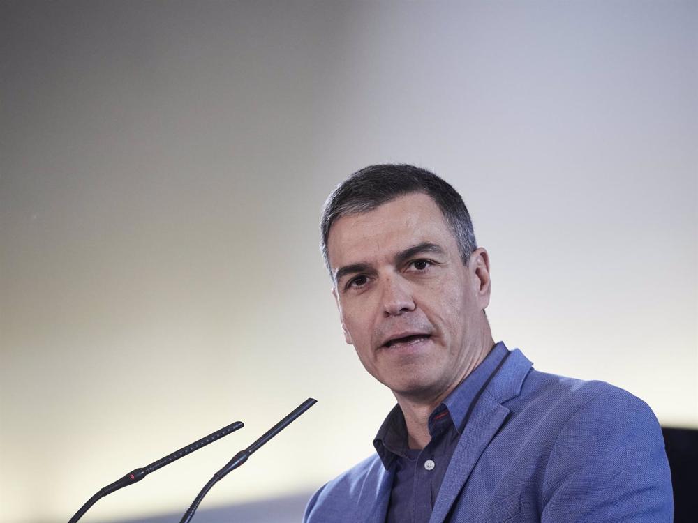 El secretario general del PSOE y presidente del Gobierno, Pedro Sánchez, interviene durante el acto de presentación de la candidata a la alcaldía de Pamplona, Elma Saiz, en el Palacio de Congresos y Auditorio Baluarte, a 29 de abril de 2023, en Pamplona. El