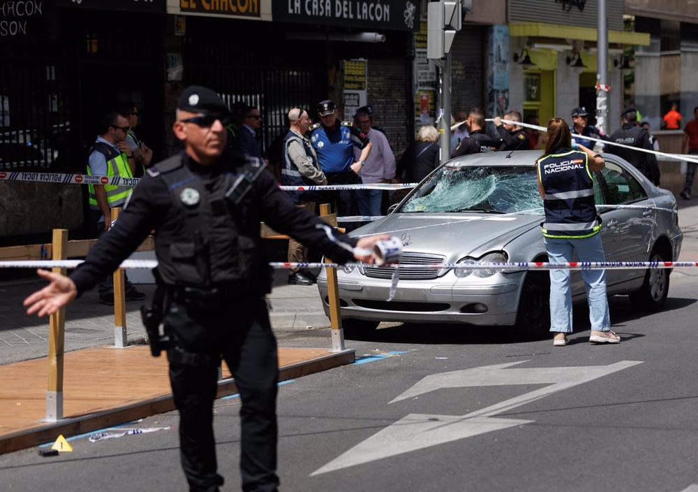 Una agente de la policía nacional toma fotografías del coche con el que han sido atropelladas varias personas, en el Paseo de Extremadura, a 27 de abril de 2023, en Madrid, (España). Dos personas han perdido la vida y otras dos han resultado heridas tras Una