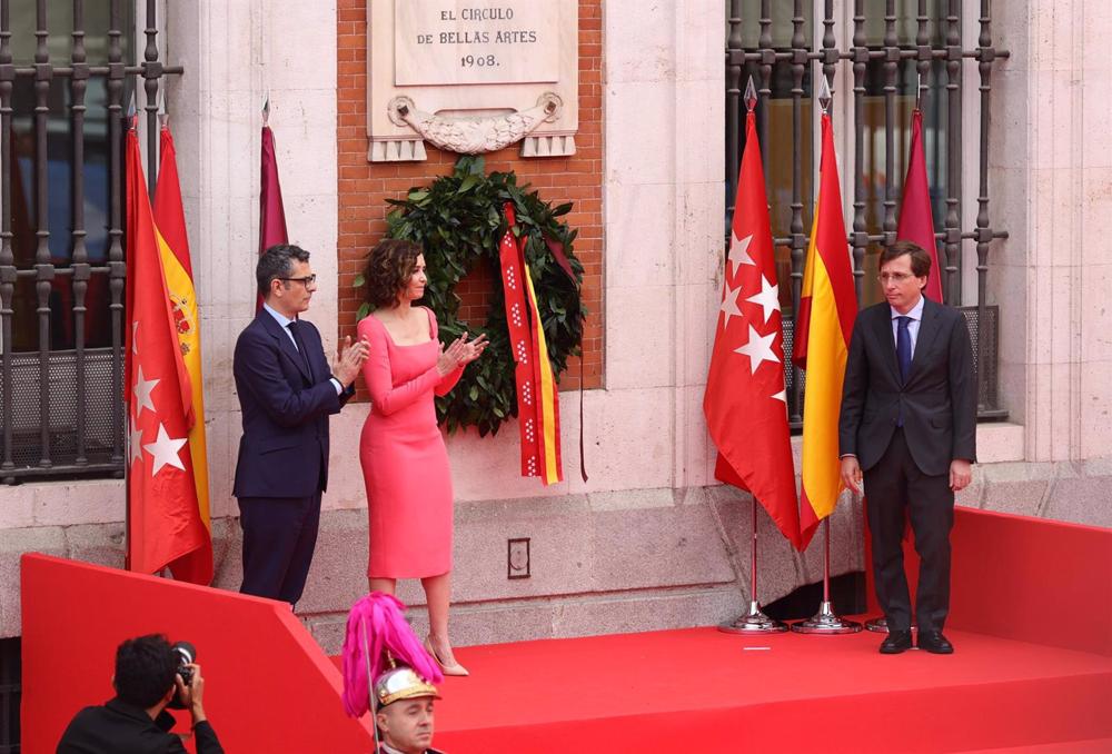 Archivo - (I-D) El ministro de la Presidencia, Relaciones con las Cortes y Memoria Democrática del Gobierno de España, Felix Bolaños; la presidenta de la Comunidad de Madrid, Isabel Díaz Ayuso; y el alcalde de Madrid, José Luis Martínez-Almeida, colocan u Archivo