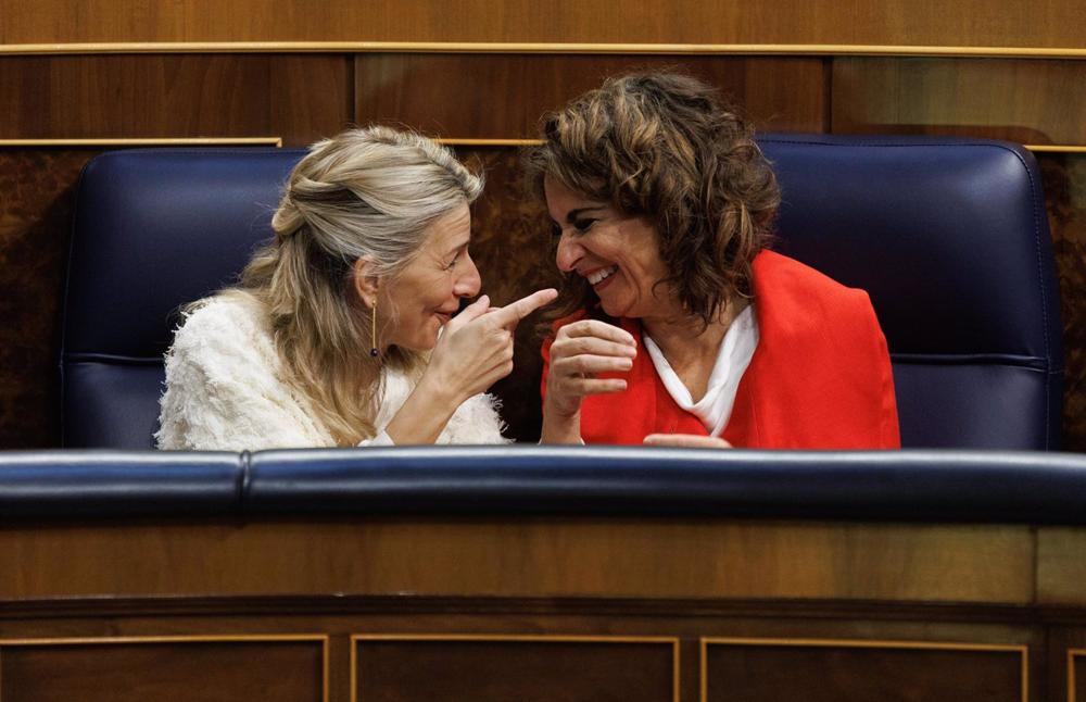 Archivo - La vicepresidenta segunda y ministra de Trabajo y Economía Social, Yolanda Díaz (i), y la ministra de Hacienda y Función Pública, María Jesús Montero (d), conversan en el Congreso de los Diputados, a 30 de marzo de 2023, en Madrid (España). Archivo