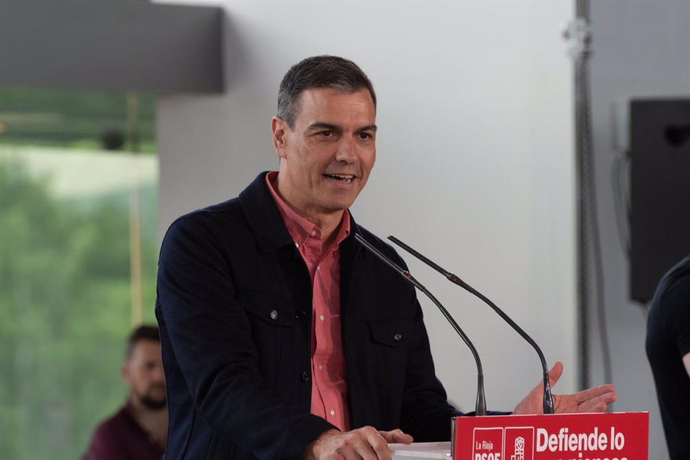 El presidente del Gobierno y secretario general del PSOE, Pedro Sánchez, interviene durante el acto de presentación del programa electoral de los socialistas de La Rioja, en Riojaforum, a 27 de abril de 2023, en Logroño, La Rioja (España). El