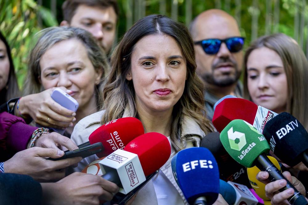 La ministra de Igualdad, Irene Montero, ofrece declaraciones a los medios a su llegada a visitar la exposición '¿Qué llevabas puesto?' en el Museo del Traje, a 17 de abril de 2023, en Madrid (España). La