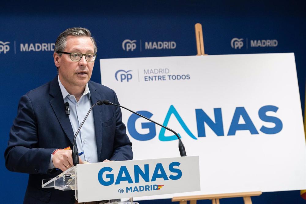 El secretario general del PP de Madrid, Alfonso Serrano, interviene durante la presentación en una rueda de prensa la imagen de campaña del PP de Madrid, en la sede del PP, a 25 de abril de 2023, en Madrid (España). El