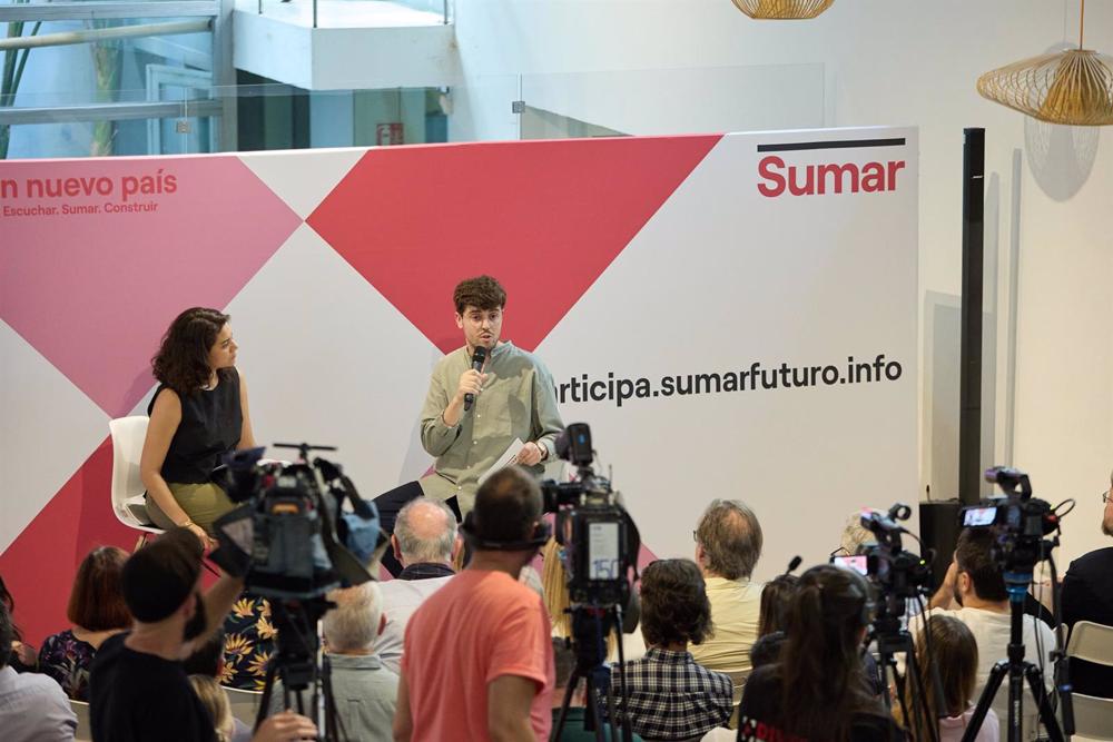 El asesor de Internacional de la Vicepresidencia segunda del Gobierno, Carlos Corrochano, y la economista Paula Moreno durante una rueda de prensa de Sumar en la sede de la organización de no lucro Ecooo, a 27 de abril de 2023, en Madrid (España). El