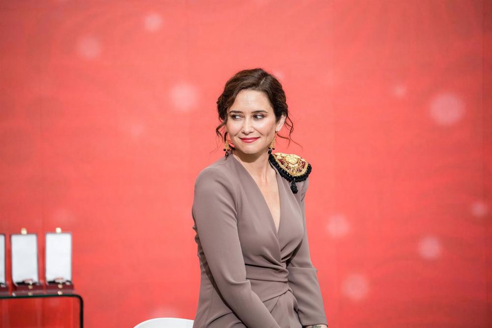 La presidenta de la Comunidad y candidata del PP a la reelección, Isabel Díaz Ayuso, durante la ceremonia de imposición de Medallas de la Comunidad de Madrid y condecoraciones de la Orden del Dos de Mayo. La