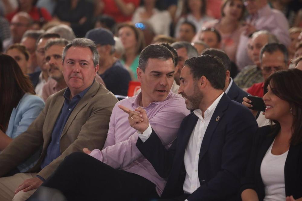 El secretario general del PSOE y presidente del Gobierno, Pedro Sánchez; el secretario general del PSOE-A, Juan Espadas, y el candidato socialista a la Alcaldía de Málaga y secretario general provincial, Daniel Pérez, en un acto en Málaga El