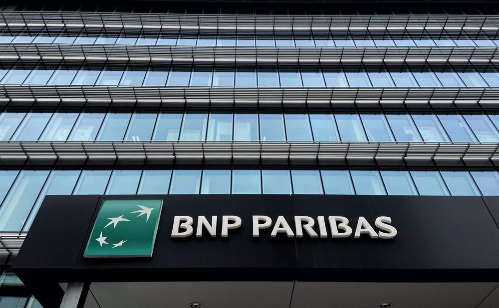 Archivo - Logo y letras de BNP Paribas en la entrada a la sede en Madrid del Banco BNP Paribas en la Calle Hermanos Bécquer nº 3, en Madrid (España) a 10 de febrero de 2020 Archivo