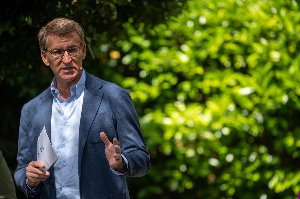 El presidente del PP, Alberto Núñez Feijóo, interviene durante un acto del PP, a 28 de abril de 2023, en Tarragona, Cataluña (España). El